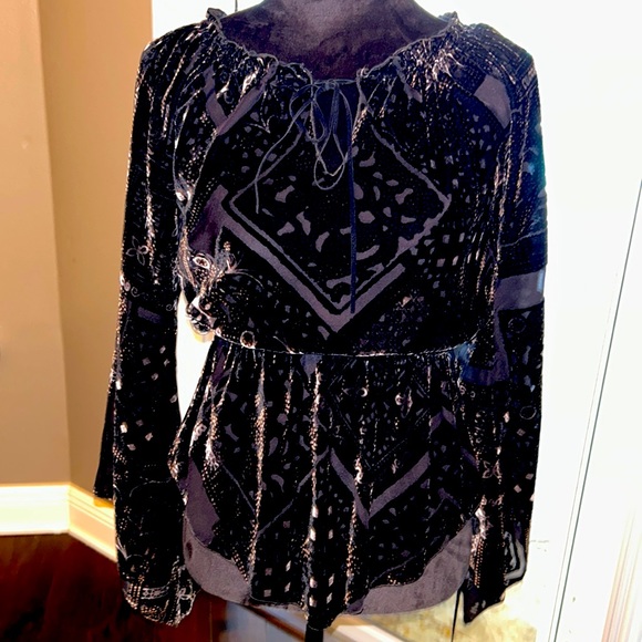 Black, shear, velvety, and beautiful top made in France - Picture 1 of 4